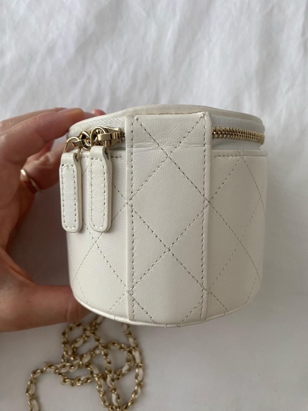CHANEL CC Round Vanity Case Chain Quilted Lambskin Mini shoulder/crossbody 2021 - Picture 15 of 17